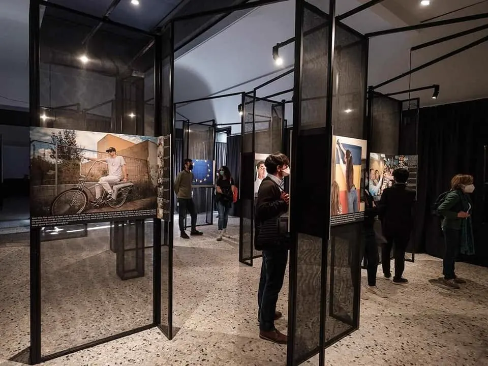 Visitantes en la exposición sobre la historia de El Rumañol