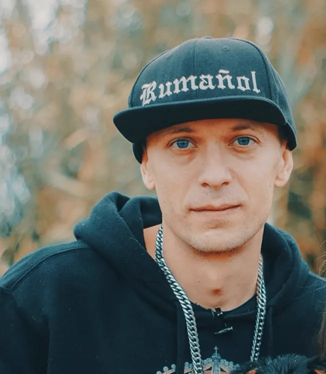 Portret apropiat al lui El Rumañol cu șapcă Rumañol