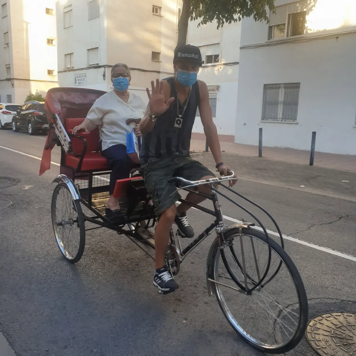 El Rumañol junto a una mujer mayor en la bici taxi